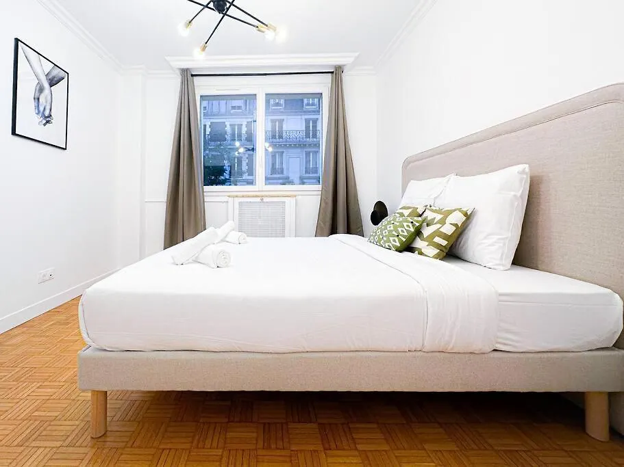 6pers-balcony-paris 12-hopital Trousseau